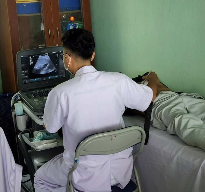 Y bác sĩ của đoàn siêu âm cho người dân đến khám bệnh