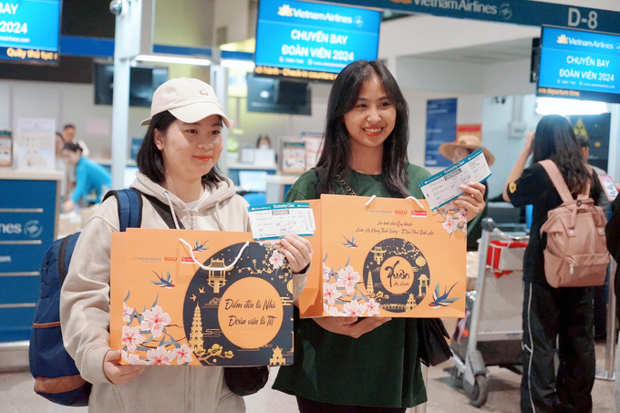 Hành khách với thẻ lên máy bay và những phần quà đặc biệt từ VNA.