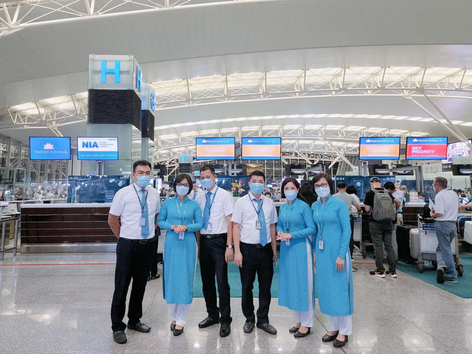 CBNV Phòng Dịch vụ và Khai thác Nội Bài đã kịp thời hỗ trợ hành khách nhí gặp vấn đề về sức khoẻ và các hành khách nhỡ nối chuyến. (Ảnh: ASOC)