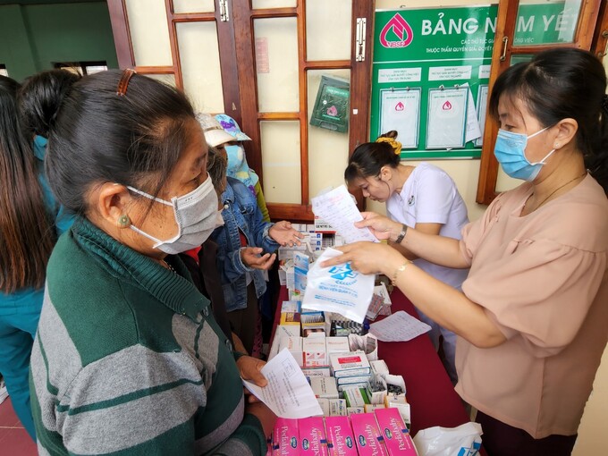 Dặn dò và phát thuốc sau khám cho người dân