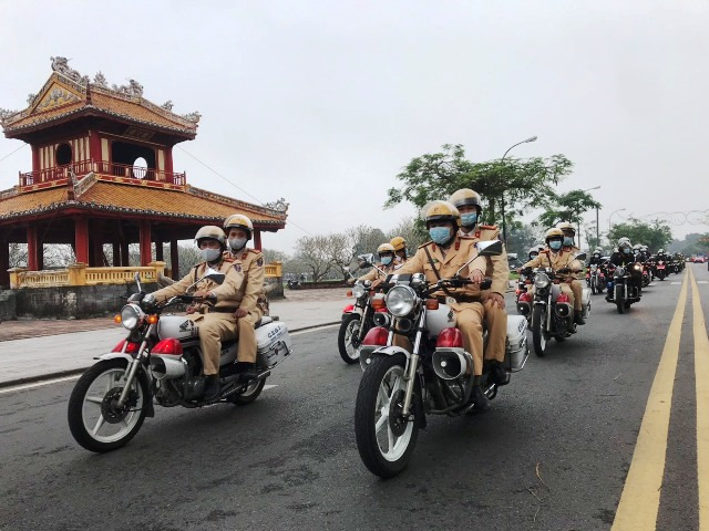Lực lượng CSND ra quân đấu tranh trấn áp tội phạm.