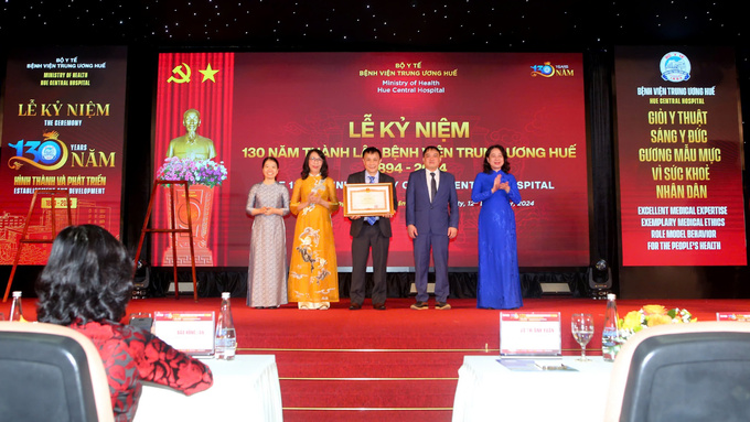 Bệnh viện Trung ương Huế vinh dự đón nhận bằng khen của Thủ tướng Chính phủ.