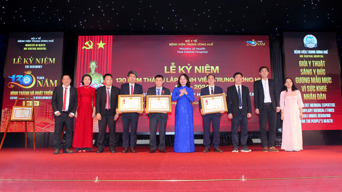 Phó chủ tịch nước Võ Thị Ánh Xuân trao Huân chương Lao động hạng nhất cho GS.TS Phạm Như Hiệp - Giám đốc Bệnh viện Trung ương Huế; trao Huân chương Lao động hạng Ba cho khoa Ngoại Thận - Tiết niệu và khoa Ngoại Nhi - Cấp cứu bụng.