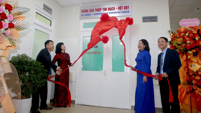 Phó Chủ tịch nước Võ Thị Ánh Xuân và Bộ trưởng Bộ Y tế Đào Hồng Lan cắt băng khánh thành Phòng Can thiệp Tim mạch - Đột quỵ, Bệnh viện Trung ương Huế.
