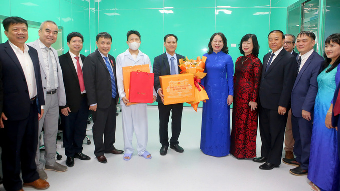 Phó Chủ tịch nước Võ Thị Ánh Xuân và Bộ trưởng Bộ Y tế Đào Hồng Lan thăm Trung tâm Tim mạch - Bệnh viện TW Huế và tặng quà cho bệnh nhân ghép tim thành công.