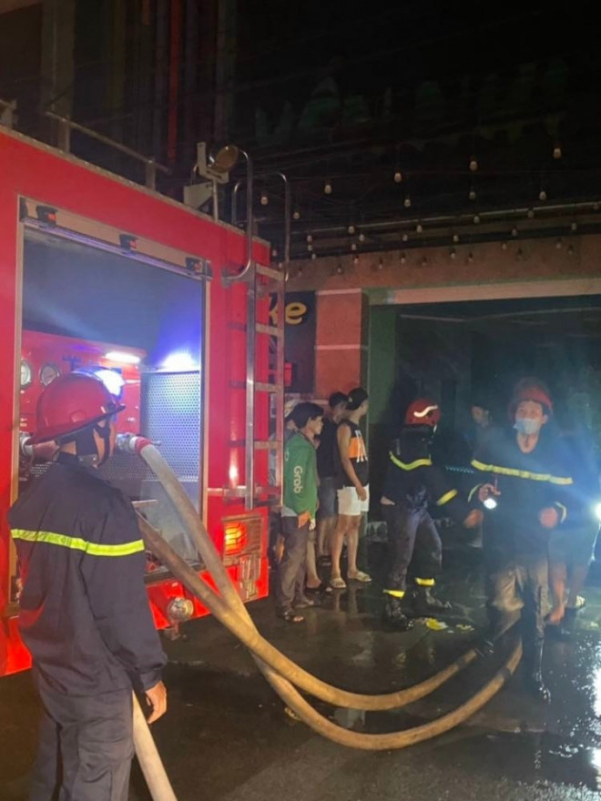 Đến khoảng 18h30 đám cháy cơ bản được khống chế