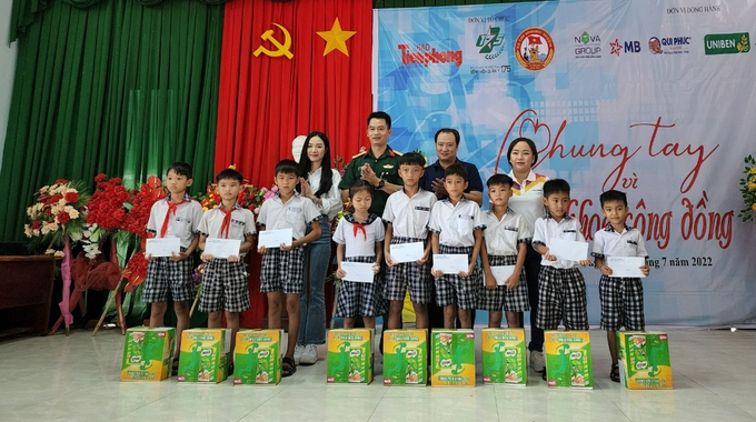 BTC chương trình cùng các đơn vị đồng hành trao học bổng cho học sinh nghèo vượt khó