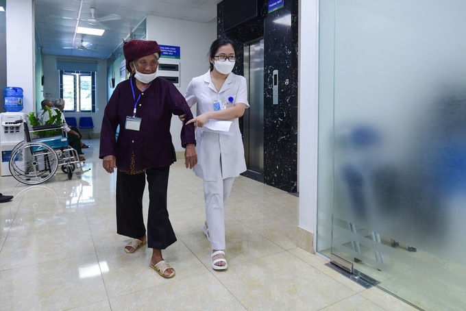 Các y, bác sỹ còn tư vấn, hướng dẫn những người đến khám thực hiện chế độ sinh hoạt, lao động hợp lý để bảo vệ, nâng cao sức khoẻ của bản thân và gia đình.