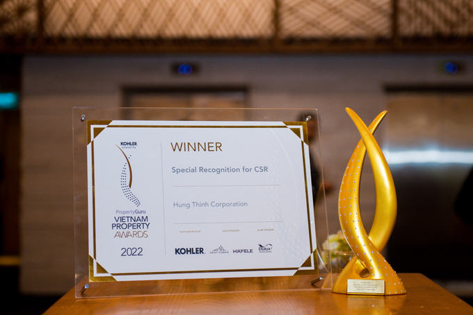 Cúp và bằng khen Special Recognition for CSR - Chứng nhận đặc biệt về Trách nhiệm xã hội doanh nghiệp dành cho Tập đoàn Hưng Thịnh