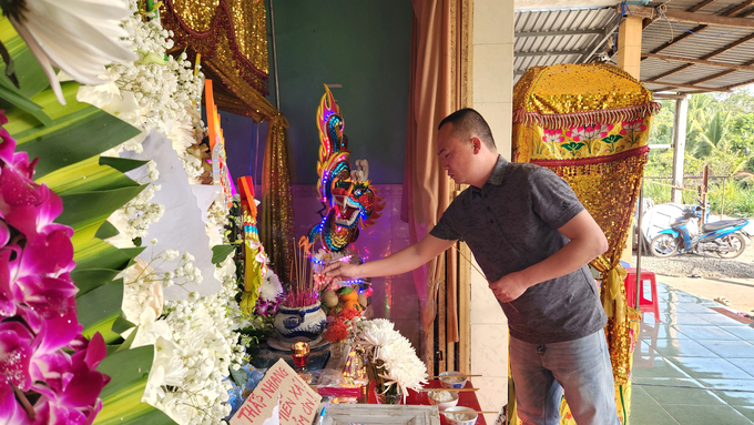 Đại diện hãng Bằng Phấn thắp hương phúng viếng nạn nhân ở xã Tân Thành, huyện Tân Hiệp, tỉnh Kiên Giang.