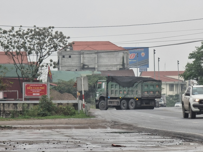Xe quá khổ, quá tải chạy bạt mạng trên quốc lộ và đường dân sinh mà không thấy bóng dáng lực lượng chức năng ở đâu.