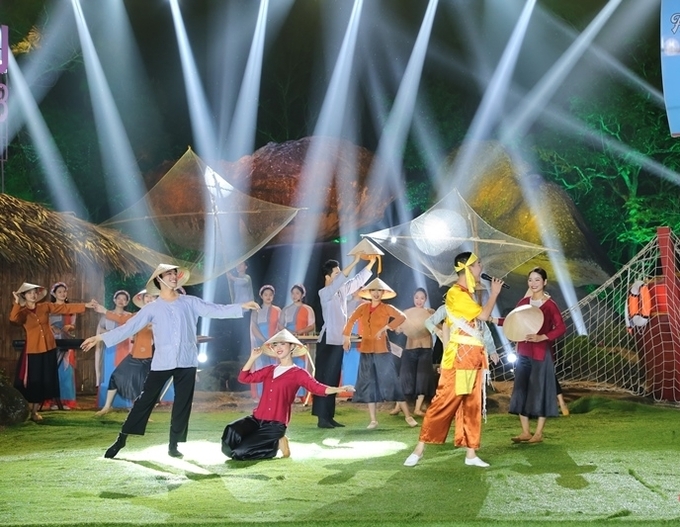 Chương trình nghệ thuật đặc sắc được sân khấu hóa tại buổi lễ.