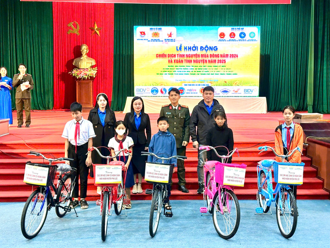 Tặng 5 xe đạp cho học sinh nghèo vượt khó.