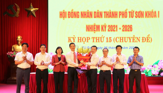 Phó Chủ tịch Thường trực UBND tỉnh Vương Quốc Tuấn (thứ 4 từ trái qua); Phó Chủ tịch Thường trực HĐND tỉnh Trần Thị Hằng (thứ 3 từ trái qua) tặng hoa chúc mừng đồng chí Đỗ Tuấn Sơn.