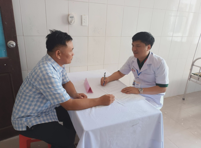 Thượng tá, Tiến sỹ, Bác sỹ Đặng Trang Huyên - GĐ BVQY 268 khám bệnh, tư vấn sức khỏe cho nhân dân huyện đảo Cồn Cỏ.