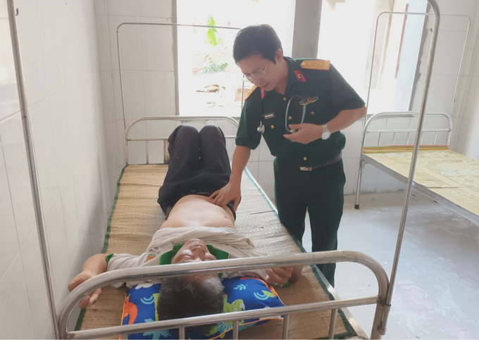 Thượng tá, Bác sỹ CK 2 Bùi Mạnh Hà - Phó GĐ BVQY 268 khám bệnh, tư vấn sức khỏe cho nhân dân huyện đảo Cồn Cỏ.