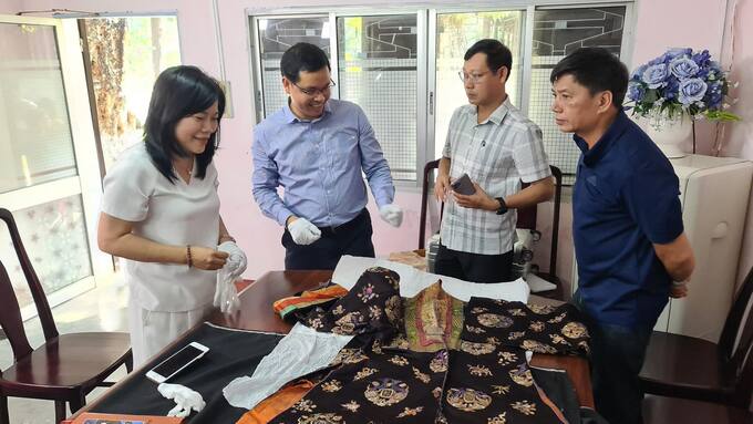 Chiếc áo Nhật Bình cũng là một cổ vật có giá trị. Áo bằng vải màu đen (hoặc có thể là màu thiên thanh), bên trong lót màu cam (màu hỏa hoàng)