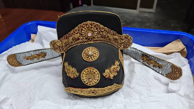 Chiếc mũ quan đại thần triều Nguyễn gần như còn nguyên vẹn. Vành mũ có chu vi 59,2cm; cốt mũ làm bằng lông đuôi ngựa màu đen; trang sức trên mũ bằng vàng từ khoảng 8,5 tuổi