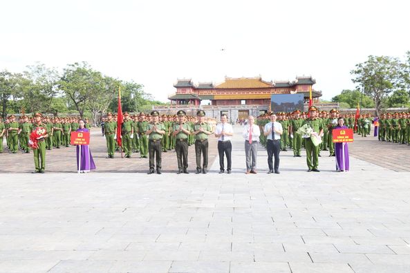 Các đồng chí lãnh đạo tặng hoa trước thềm khai mạc cho các đoàn dự thi.