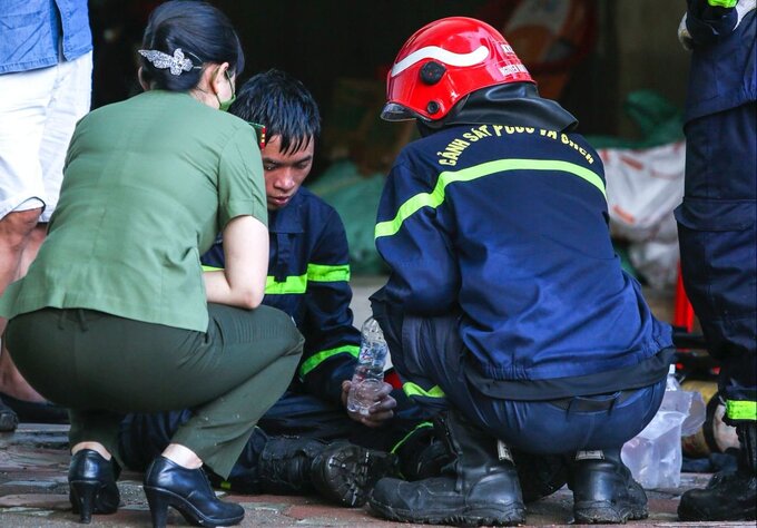 Nhiều người lả đi vì kiệt sức và đau buồn
