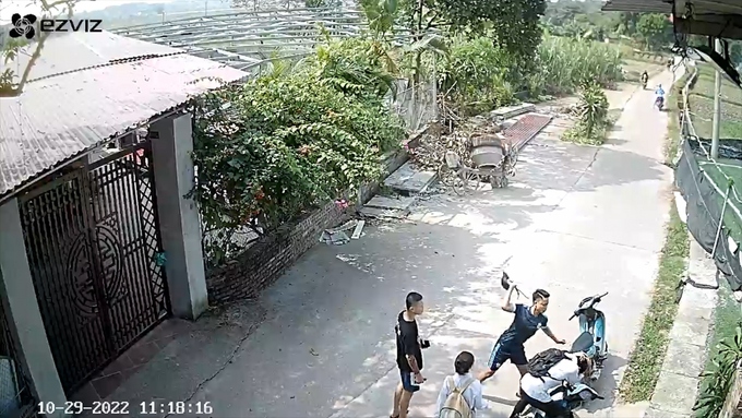 Cháu H. bị một đối tượng tấn công, hành hung trên đường đi học về. Ảnh cắt từ clip