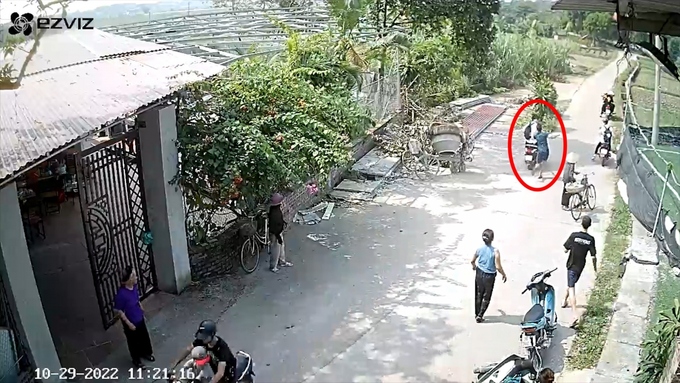 Đối tượng truy đuổi và gây ra vết thương trên tay nam sinh H. Ảnh cắt từ clip