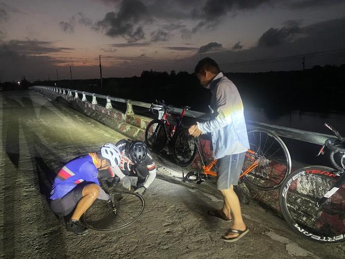 Trên suốt hành trình 2.400km, anh Sơn và anh Cường phải liên tục tu sửa xe để hoàn thành chuyến đi xuyên Việt. Ảnh Facebook