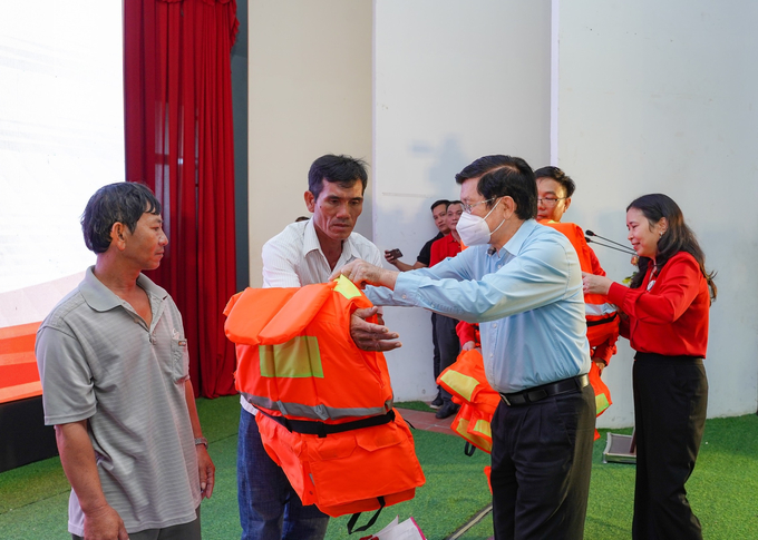 Ông Trương Tấn Sang, Nguyên Chủ tịch Nước CHXHCN Việt Nam, nguyên Chủ tịch danh dự Hội Chữ thập đỏ Việt Nam trao áo phao cứu sinh đa năng tới từng ngư dân