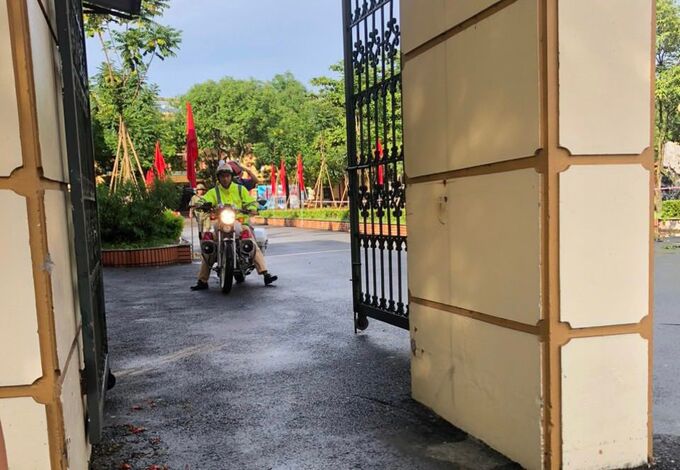 CSGT đưa thí sinh đi thi