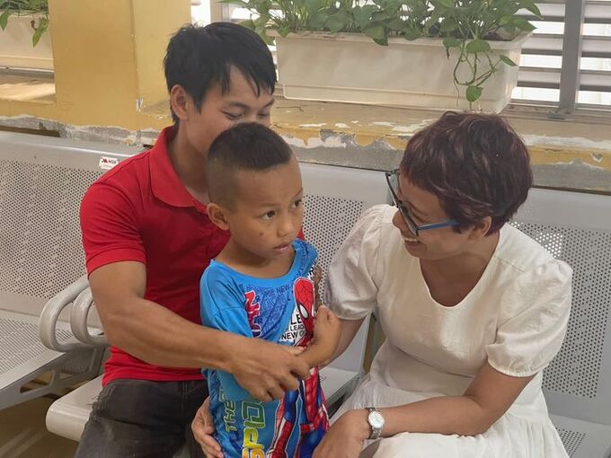 Sức khoẻ không còn như 17 năm trước, nhưng không ai cản được bước chân ấy, những ngày đầu tháng 11/2023, chị Mai Anh vẫn mải miết ngày đêm vun đắp những ước mơ Thiện Nhân ngày đó. Nhưng giờ đấy, chị có thêm sức mạnh, có chỗ dựa là 3 chàng trai (vừa là máu mủ, vừa là một phần đời) và chị còn có niềm tin của chúng tôi và các bạn...