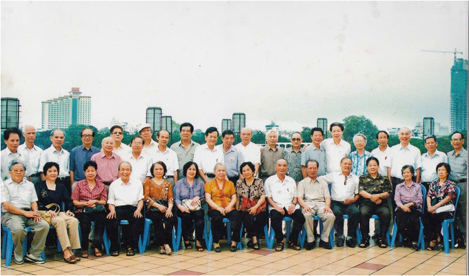 Ký ức 70 năm với Thầy, Cô giáo và bạn học, như một bức tranh chân thực về “Một thời được nhớ và tự hào” (Từ phải sang: Hàng ngồi: Thứ 5 - Nguyễn Hưu Giao, Thứ 6 - Thầy Dương Huy Thiện, Thứ 11 - Khánh Hoà; Thứ 14 - Nguyễn Văn Vĩnh; Hàng đứng: Thứ 1 -Kim Ngọc Tâm, Thứ 3 - Nguyễn Bá Thiện, Thứ 4 - Lâm Đình Ngọc, Thứ 6 - Đặng Việt Cương, Thứ 14 - Phạm Gia Nghi, Thứ 16 - Trưng Quang Tuất, Thứ 17 - Nguyễn Mạnh Hiến, Thứ 18 - Lê Văn Liễn)