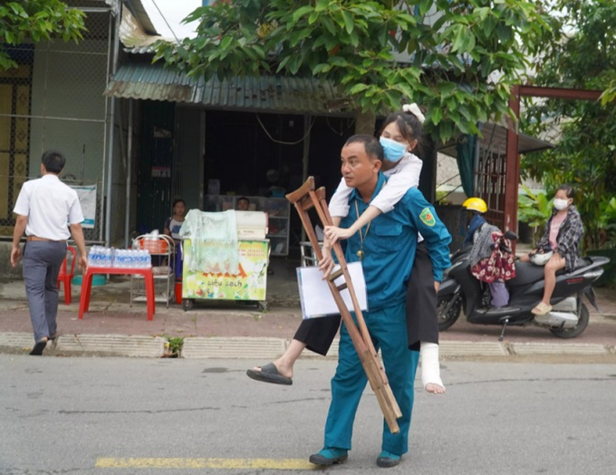 Hạnh cho biết, dù chân bị đau nhưng được bố và bạn bè hỗ trợ hết mình nên em cũng ôn thi khá tốt. Ước mơ của em là thi đỗ vào trường sư phạm để sau này trở thành giáo viên.