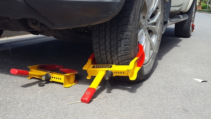 Nhiều sự cố nghiêm trọng giữa chủ xe và bảo vệ khu đô thị về việc khóa bánh phương tiện đỗ sai quy định từng được chia sẻ trên mạng xã hội.