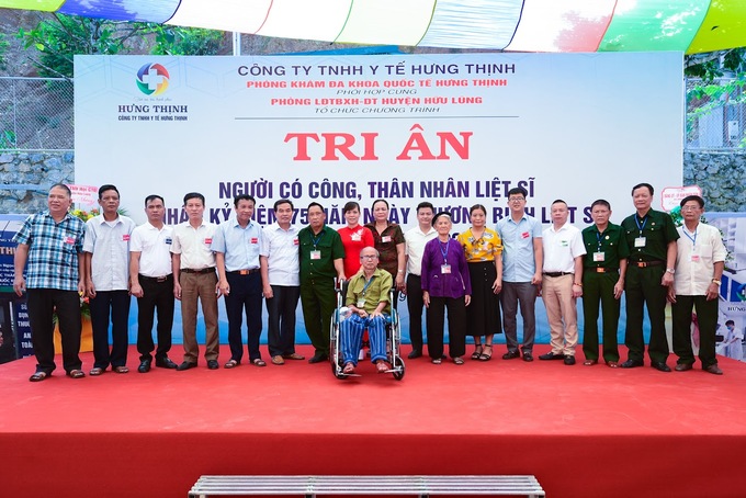 Cũng nhân dịp này, hơn 500 cựu chiến binh, thương bệnh binh, người có công trên địa bàn huyện Hữu Lũng đã nhận phần qua tri ân từ ban tổ chức, tổng giá trị các phần quà hơn 600 triệu đồng.