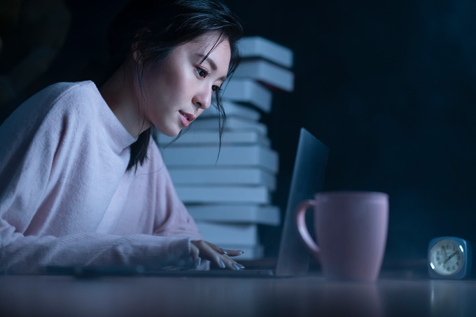 Trước khi ngủ, không nên suy nghĩ nhiều, hãy thư giãn hoặc làm việc gì đó nhẹ nhàng như ngồi thiền, nghe nhạc hoặc tắm nước ấm giúp chúng ta thư thái, dễ đi vào giấc ngủ hơn.