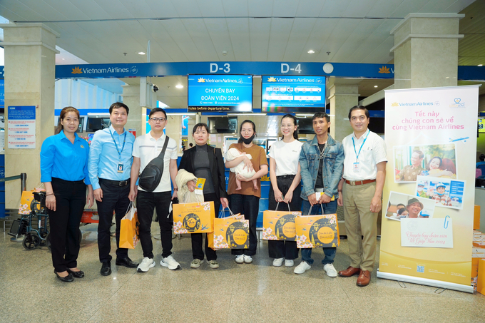 Giám đốc ASOC Bùi Đức Thanh và PTGĐ VIAGS tặng phần quà Tết trước chuyến bay tới mỗi người lao động.