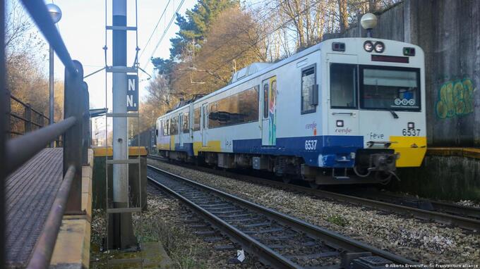 Việc sa thải hai quan chức cấp cao vào tháng trước ở Renfe và công ty Adif (một công ty cơ sở hạ tầng đường sắt nhà nước) được biết là không đủ để xoa dịu những người tức giận vì kế hoạch kém cỏi và chậm trễ