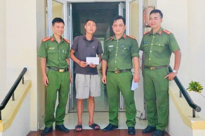 Công an Quảng Bình hỗ trợ kinh phí anh Tuy về quê
