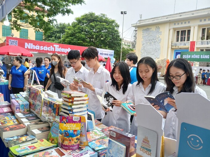 Các nhà phát hành sách có nhiều chương trình ưu đãi và quà tặng hấp dẫn, giảm giá từ 30-50%. Ảnh: Đinh Huyền.