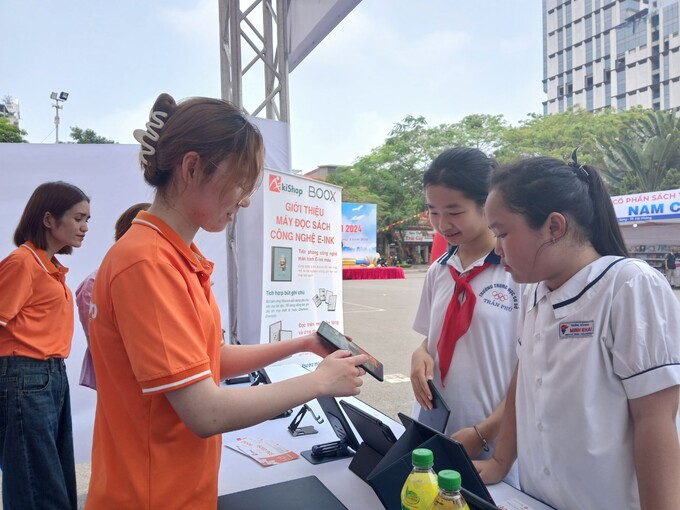 Máy đọc sách tiện dụng, thông minh. Ảnh: Đinh Huyền.