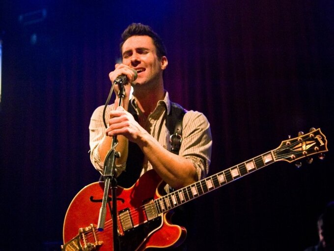 Adam Levine thể hiện ca khúc solo đầu tay “Lost Star”. Ảnh: Cắt từ video.