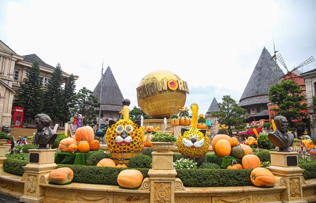 Tiểu cảnh bí ngô được trang trí nhiều nơi trong KDL, tạo nên không khí lễ hội mùa thu châu Âu trên đỉnh Bà Nà