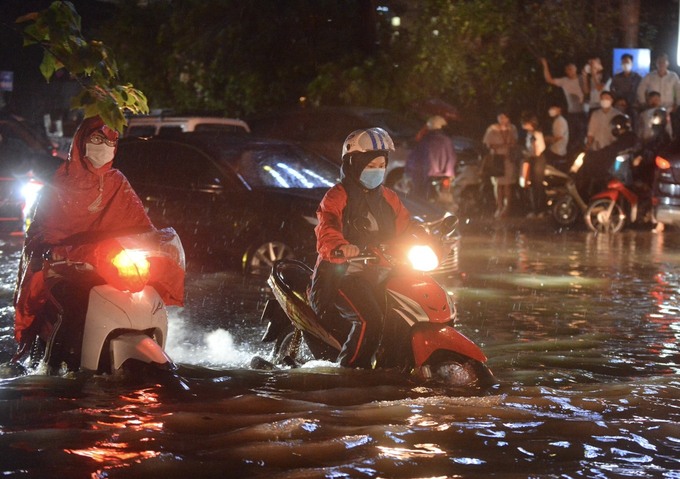 Mưa lớn khiến nhiều tuyến đường Hà Nội ngập sâu và kẹt xe kéo dài hàng giờ
