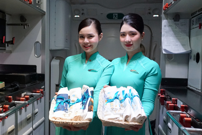 Ảnh 1. VNA chuẩn bị nhiều phần quà độc đáo dành cho hành khách nhí trên các chuyến bay ngày 1_6