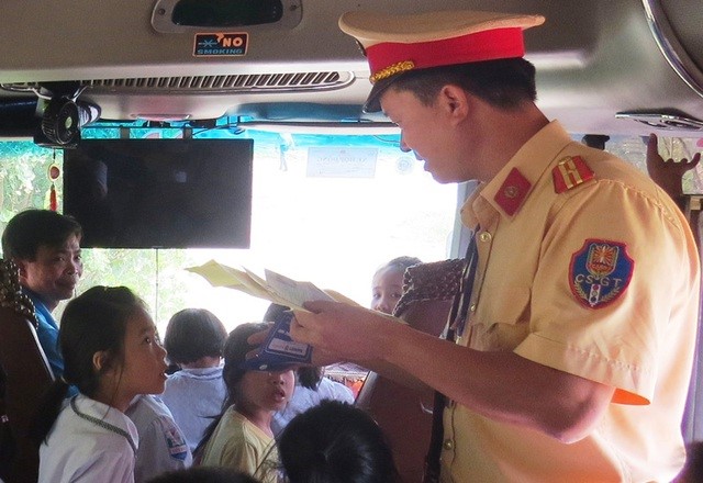 Lực lượng chức năng kiểm tra xe đưa, đón học sinh trên địa bàn tỉnh