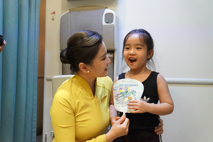 Toàn bộ hành khách nhí nhận được những món quà đặc biệt như móc khóa chibi, quạt, túi in hình mascot