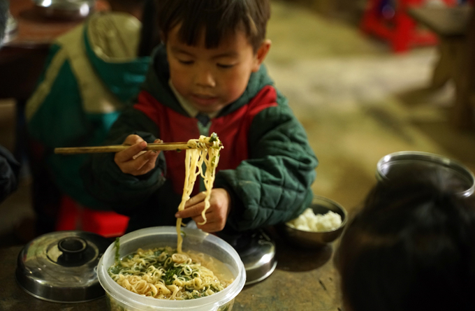 Bữa nào có mỳ tôm là các con thấy ngon lắm rồi