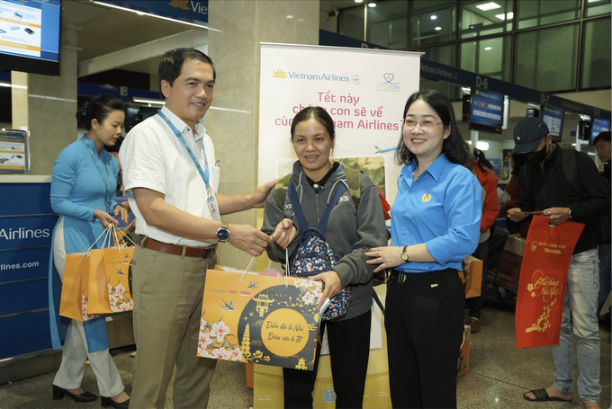 Bà Nguyễn Kim Loan, Chủ tịch liên đoàn lao động tỉnh Bình Dương kiêm uỷ viên Đoàn chủ tịch Tổng liên đoàn lao động Việt Nam và PTGĐ VIAGS Lưu Hoàng Minh trao quà cho người lao động.