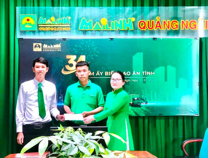 Tài xế Đặng Văn Nghiêm được tuyên dương bởi hành động đẹp khi trả lại số tiền hơn 400 triệu đồng cho khách hàng