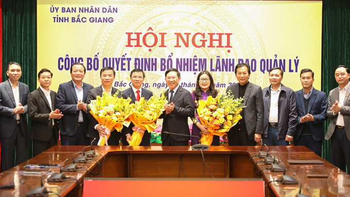 Chủ tịch UBND tỉnh Bắc Giang Lê Ánh Dương và đại diện một số sở, ngành chúc mừng các đồng chí được bổ nhiệm, giao nhiệm vụ mới.